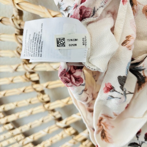 American Eagle Outfitters floral flutter Sleeve Crop Blouse - Picture 8 of 8